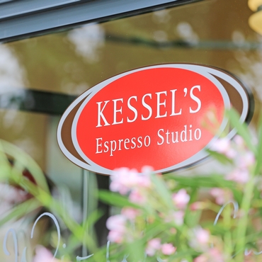 Kessels Espresso Studio Logo mit Blumen