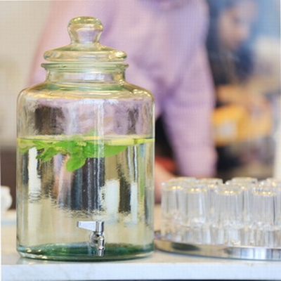 Ein großer Glasbehälter mit infused water in Kessel´s Espresso Studio