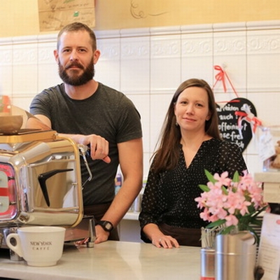 Ein männlicher Mitarbeiter und eine weibliche Mitarbeiterin von Kessel´s Espresso Studio