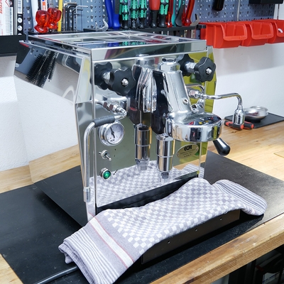 Eine ECM Kaffeemaschine auf einer Werkbank.