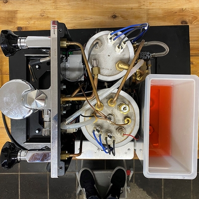 Eine offene Kaffeemaschine die repariert wird.