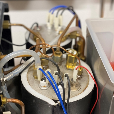 Eine offene Kaffeemaschine die repariert wird.
