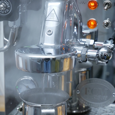 Eine ECM Kaffeemaschine die sich in Reperatur befindet.