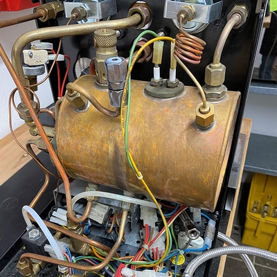 Eine offene Kaffeemaschine die repariert wird.