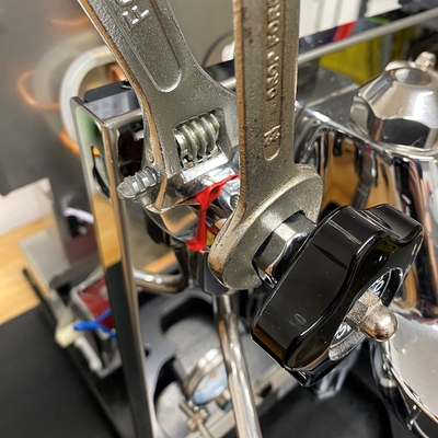 Eine offene Kaffeemaschine die repariert wird.
