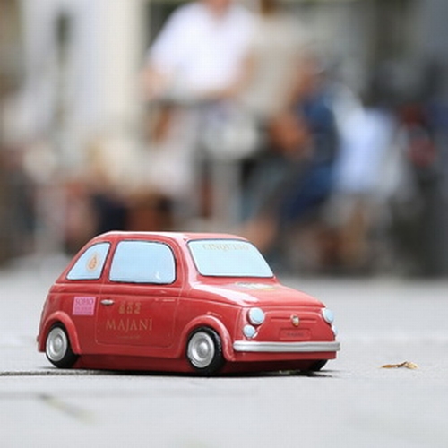 Eine Spardose die aussieht wie ein kleines rotes Auto