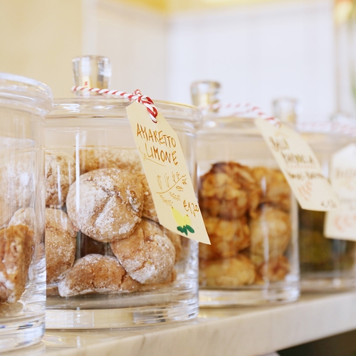 Mehrere Glasbehälter voller Dolci mit verschiedenen Geschmacksrichtungen